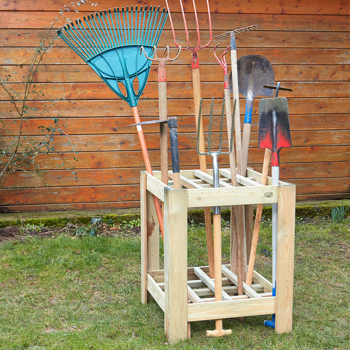 Range outils de jardin en bois