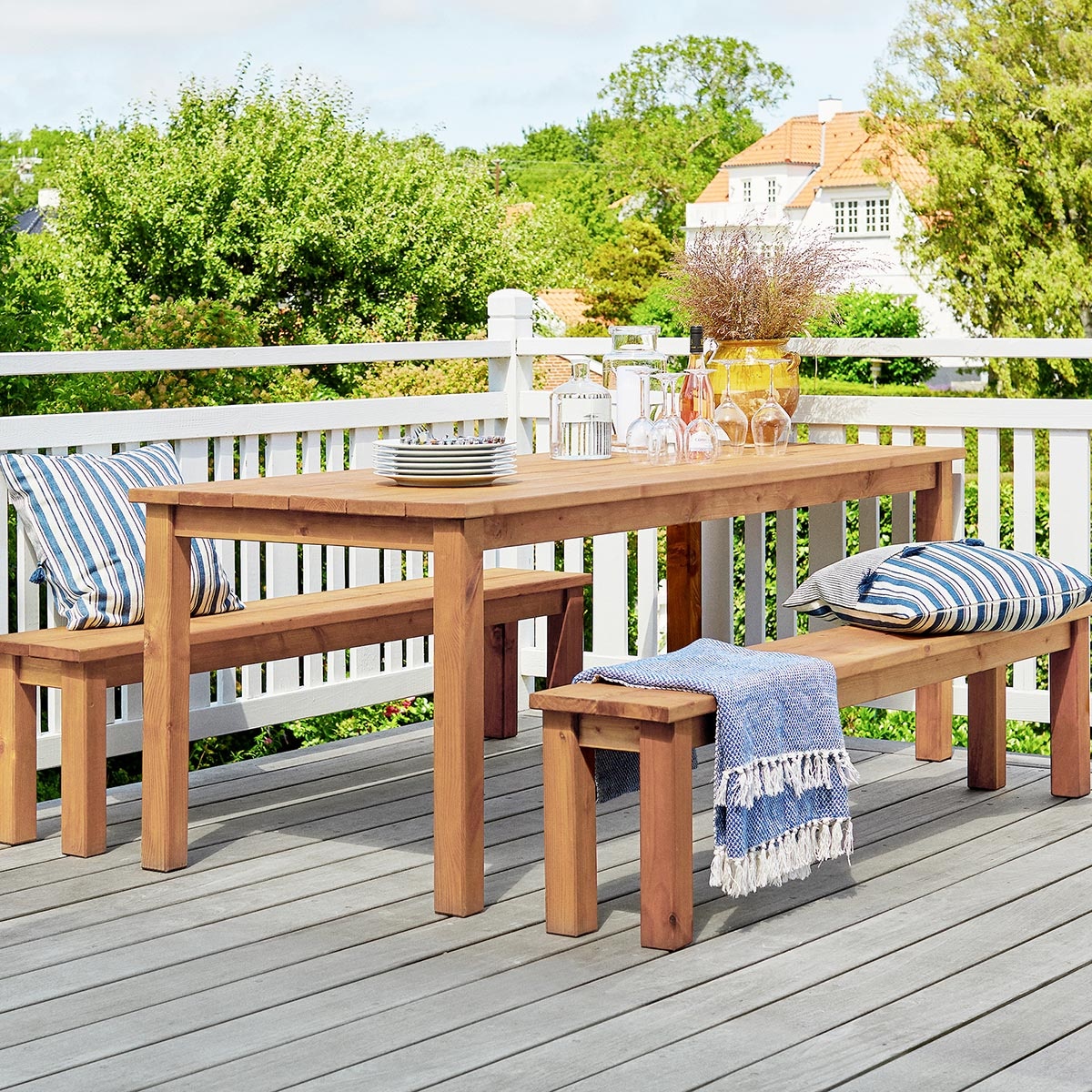 Salon de jardin table + 2 bancs en bo...