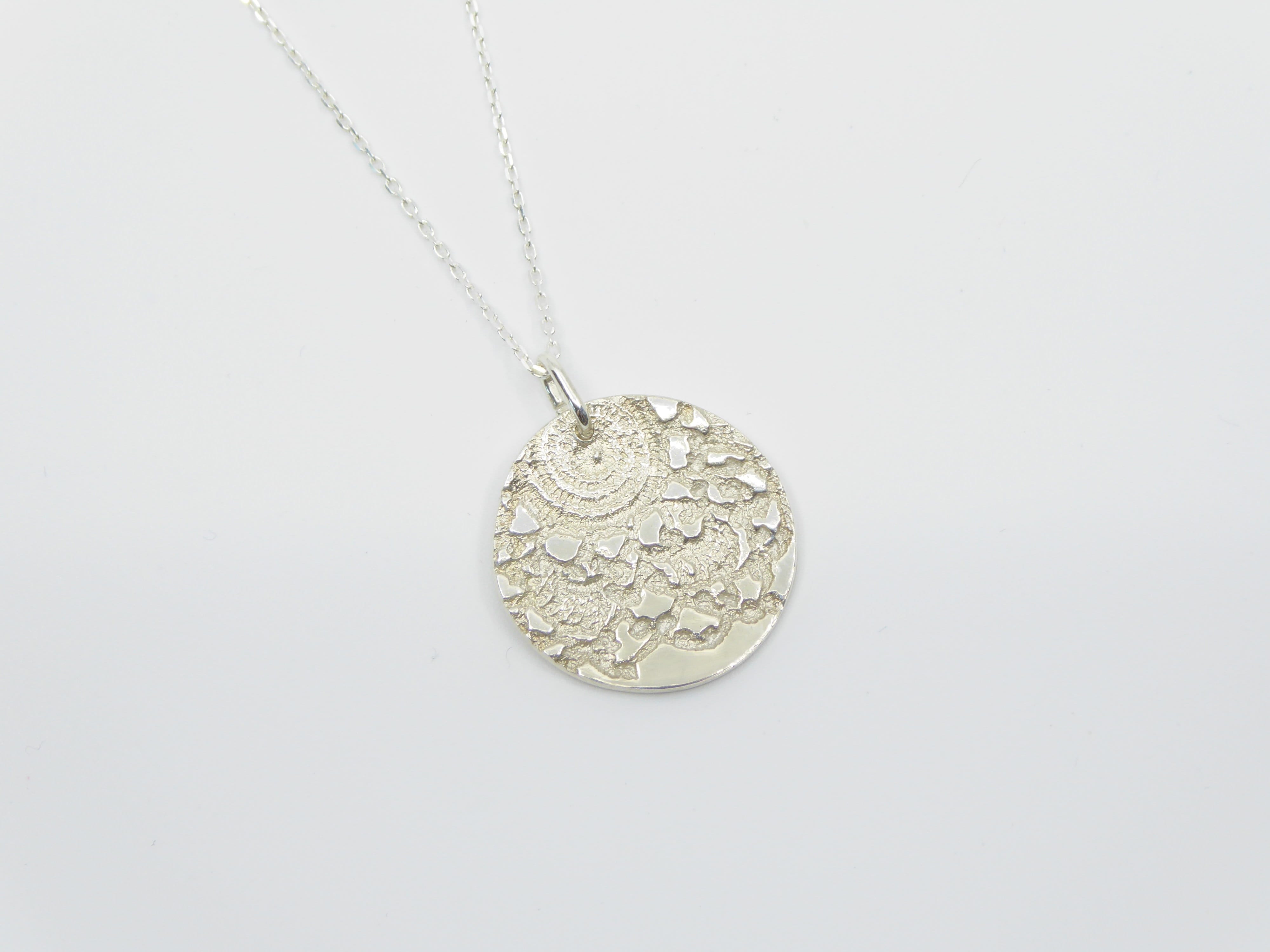 Collier medaille en dentelle argent