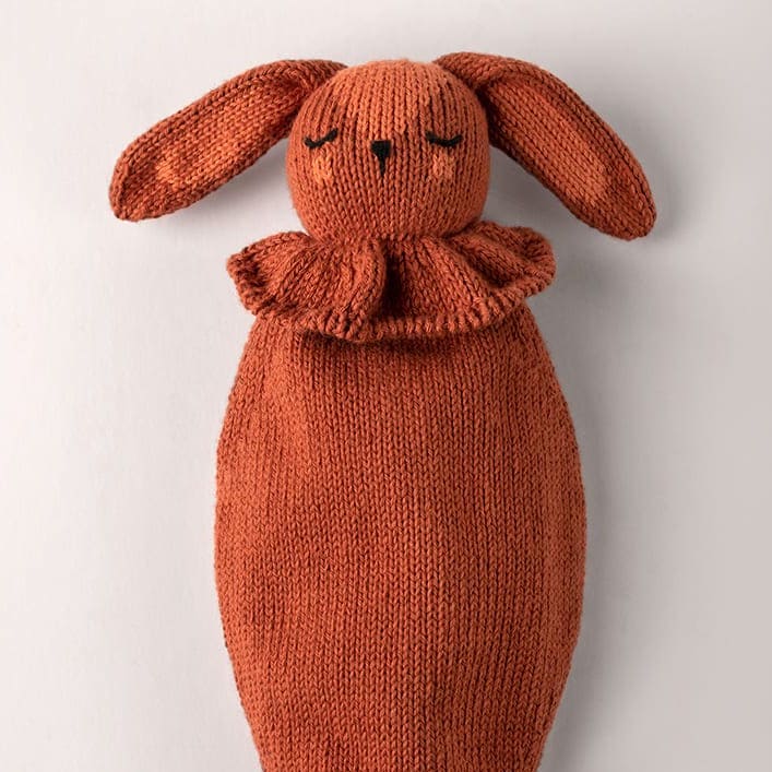 Doudou attache-tétine lapin terracota