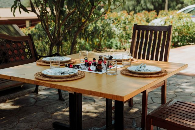 Table de jardin avec seau à glace-alpes