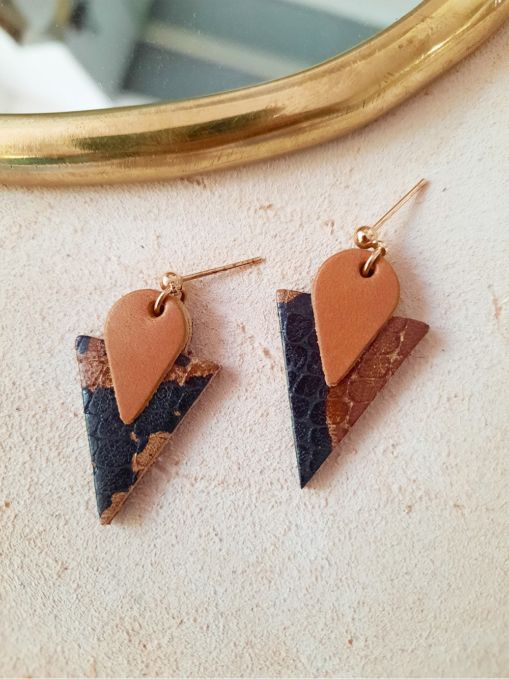 Clous d'oreilles triangle caramel