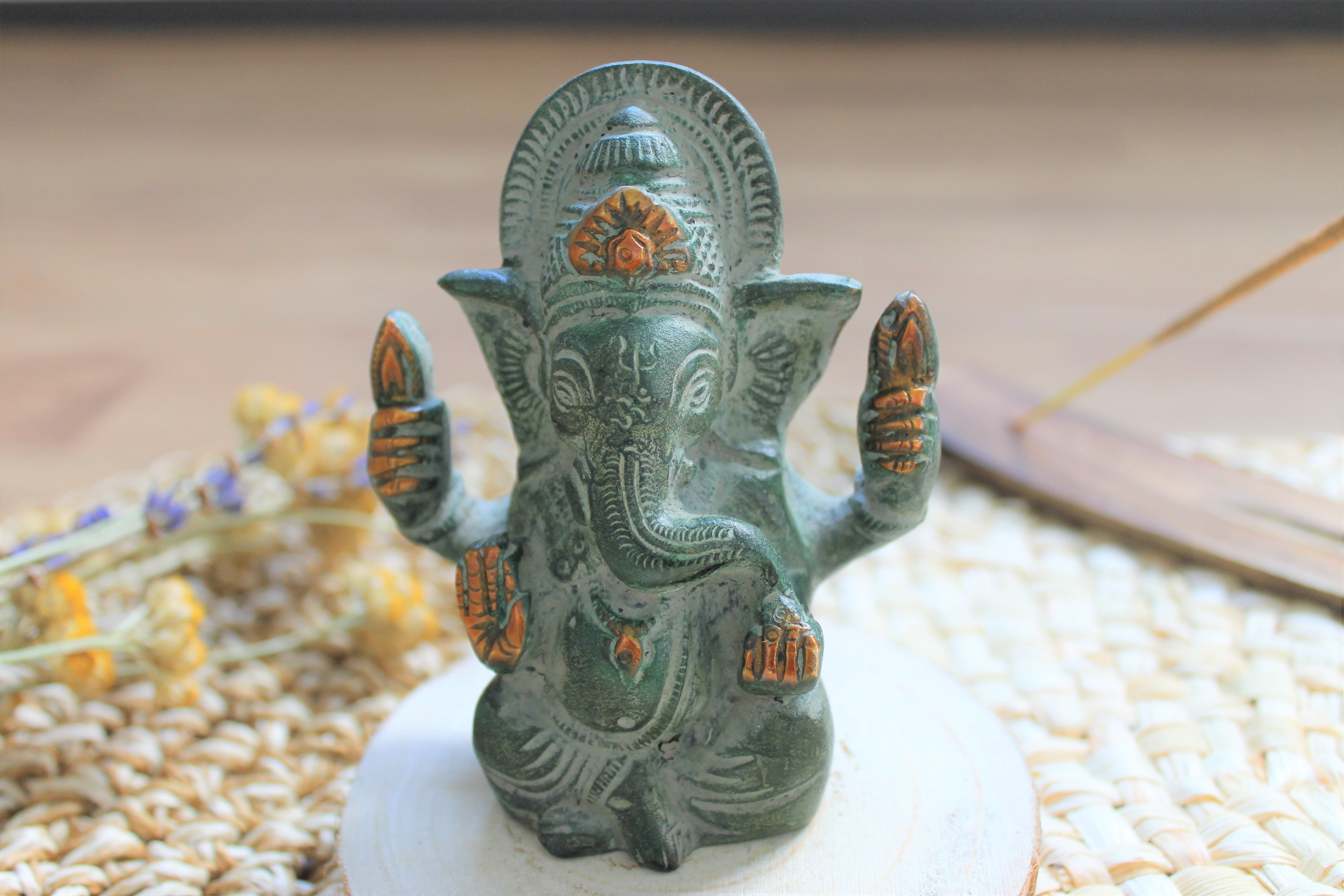 Ganesh assis laiton vert antique 9.2 cm