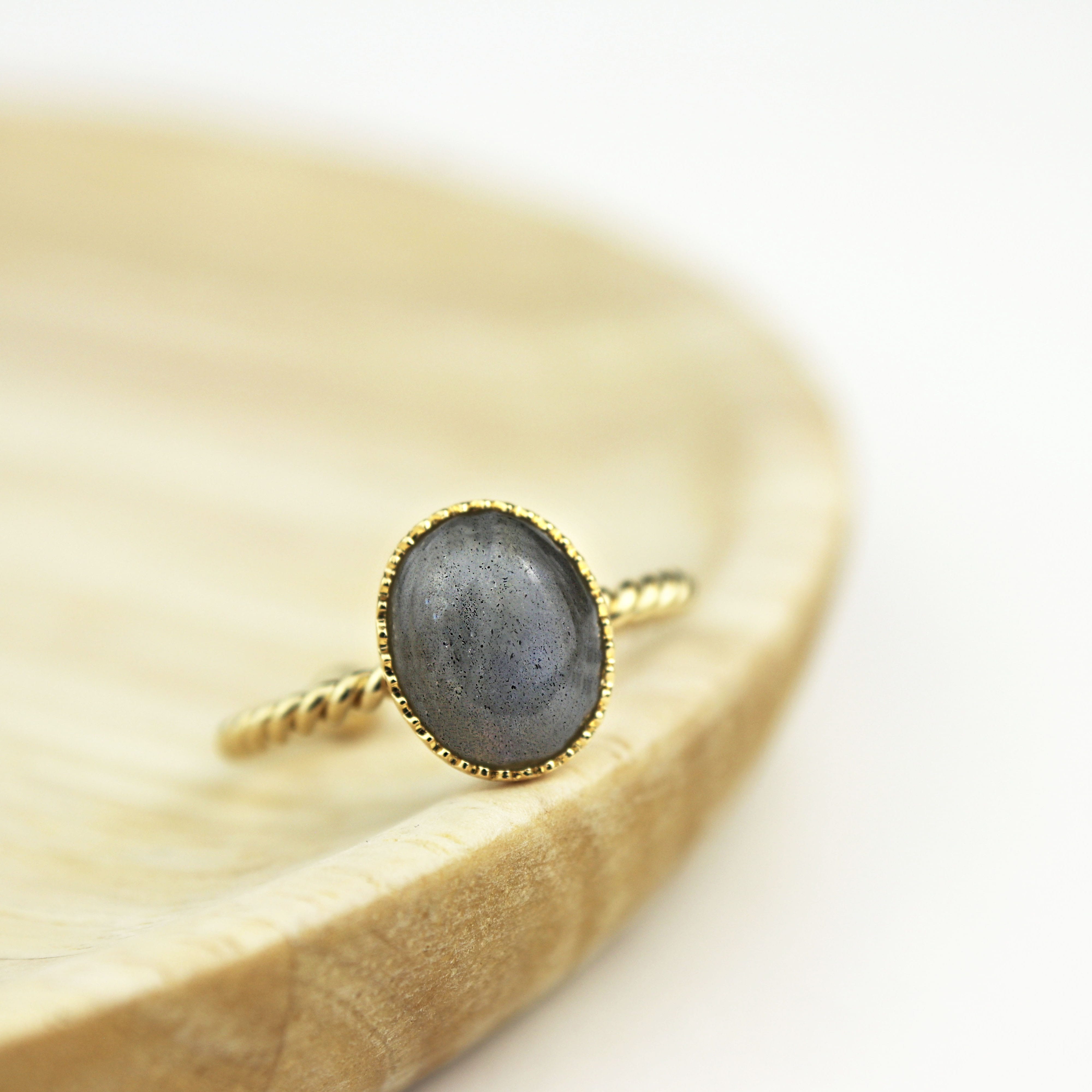 Bague torsadée ovale pierre labradorite