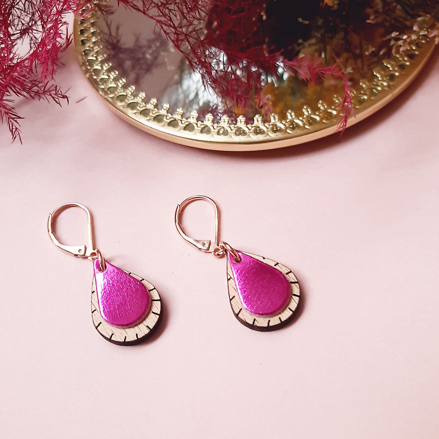 Boucles d'oreilles bois goutte fuchsia