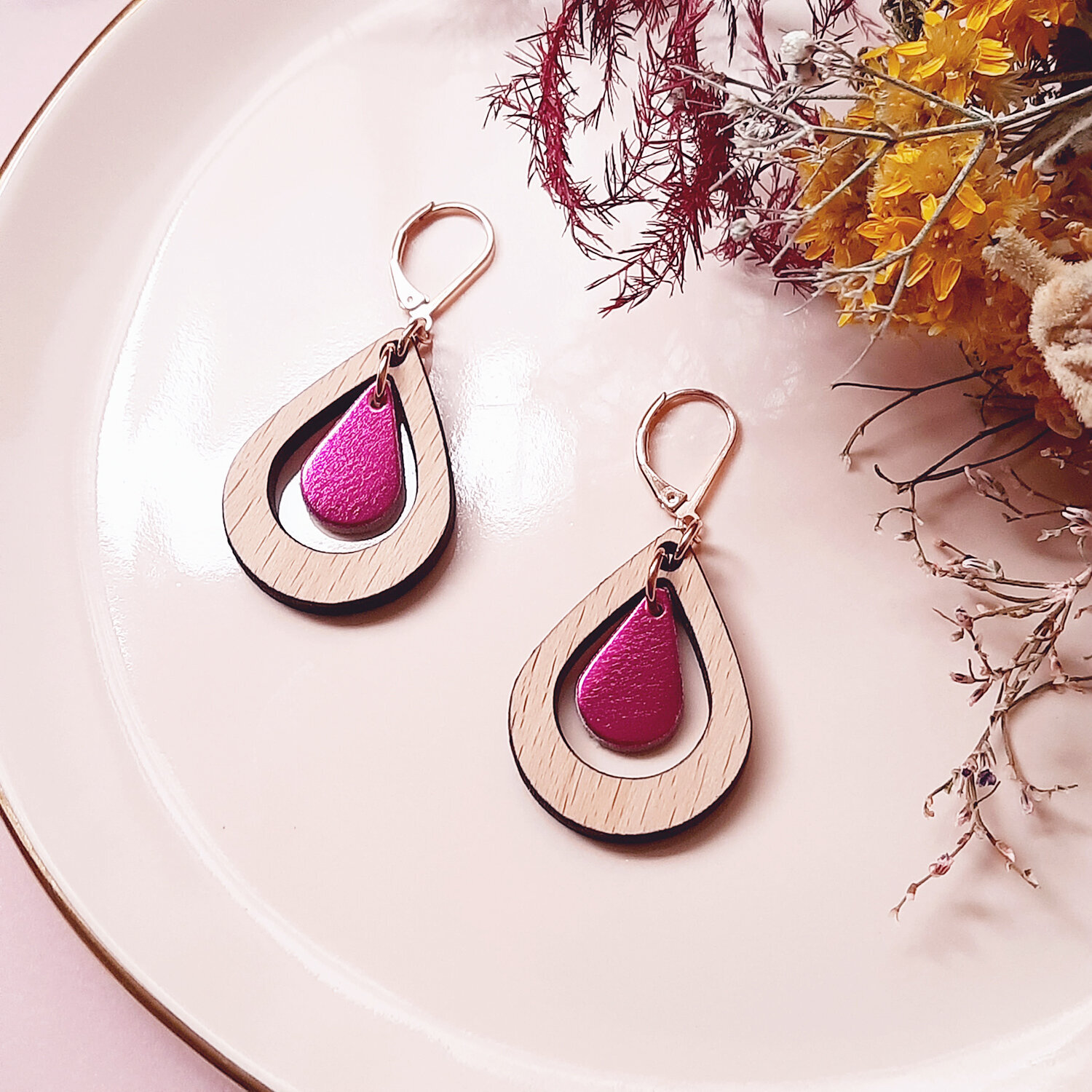 Boucles d'oreilles bois amande fuchsia