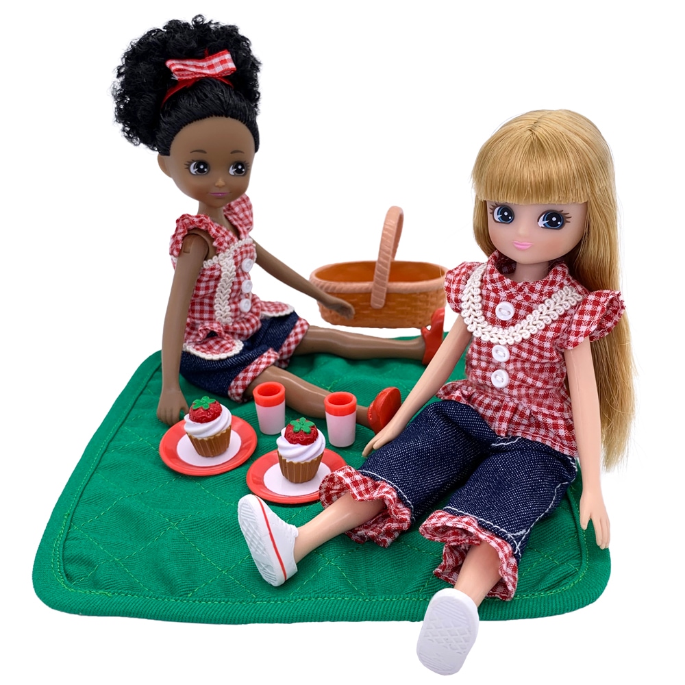 Lottie dolls pique-nique dans le parc