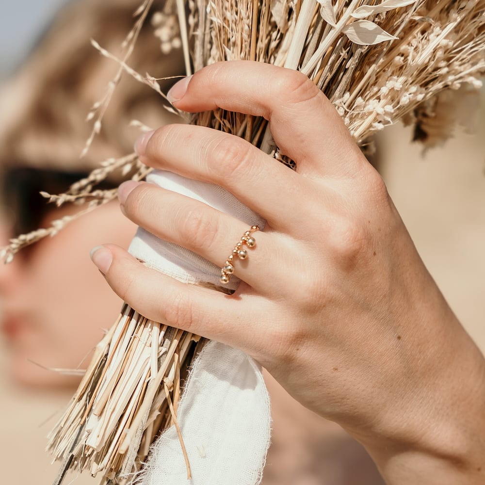 Bague fine petites perles breloques or