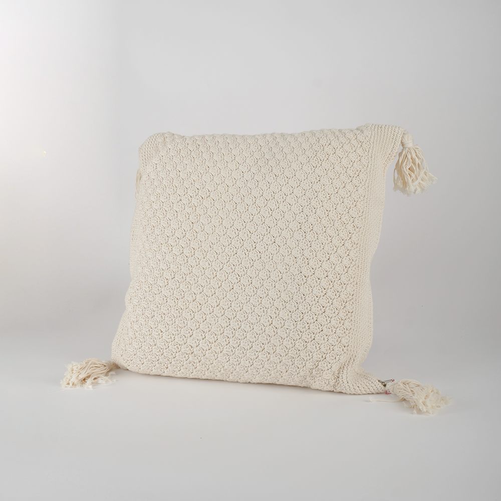 Coussin motifs crochets beiges