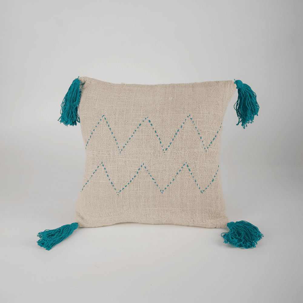 Housse de coussin motif bleu et pompons