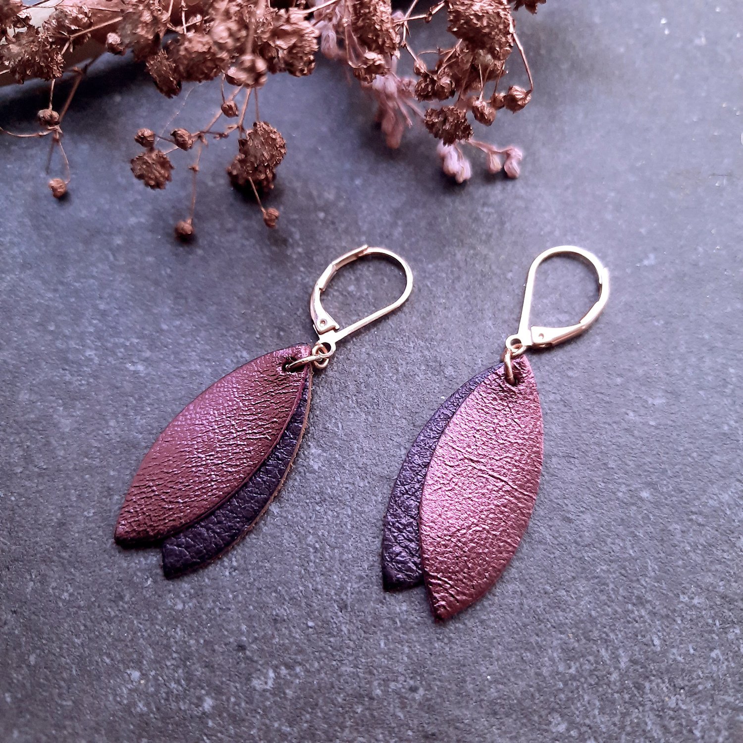 Boucle d'oreille mini petale cassis