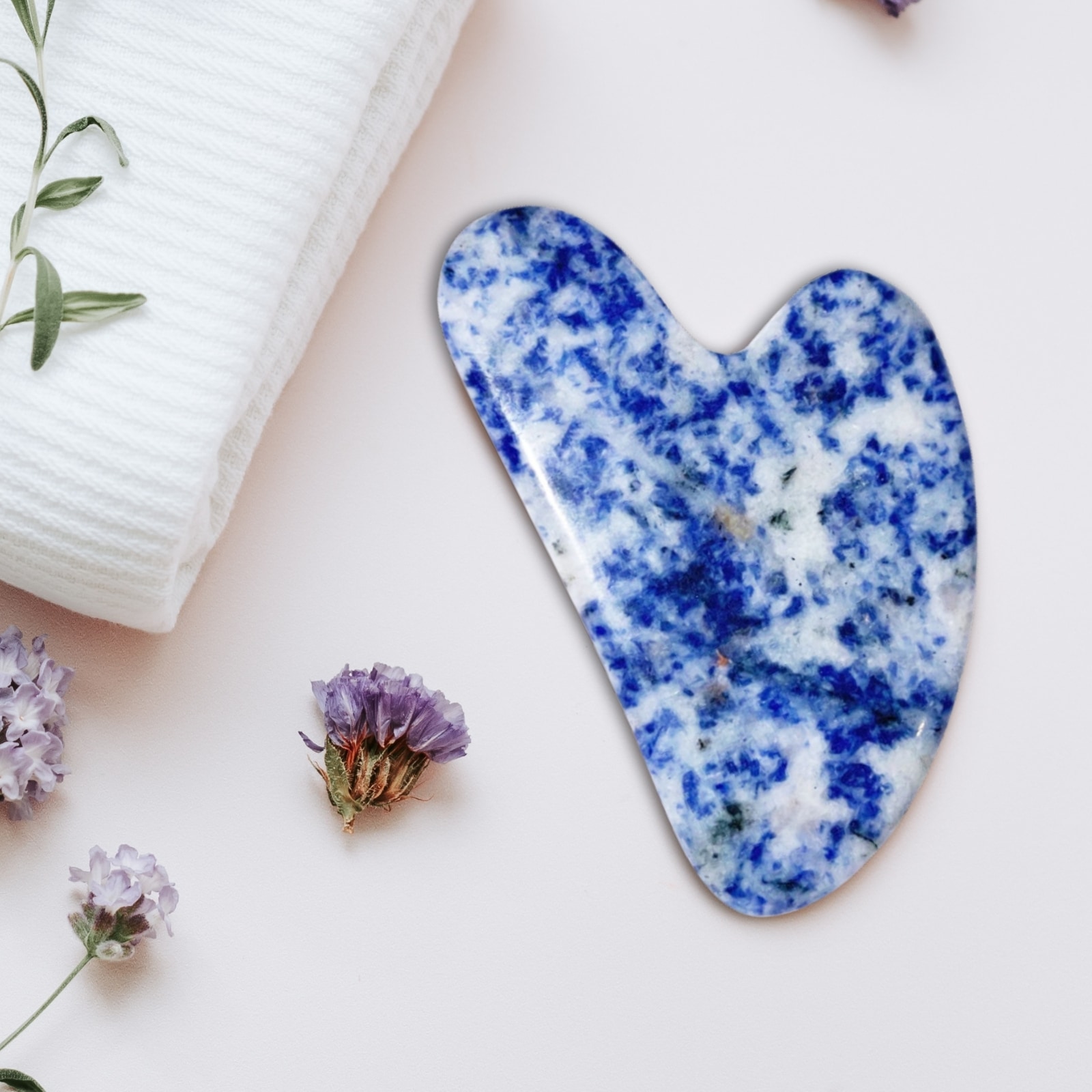 1 gua sha en sodalite bleue + housse