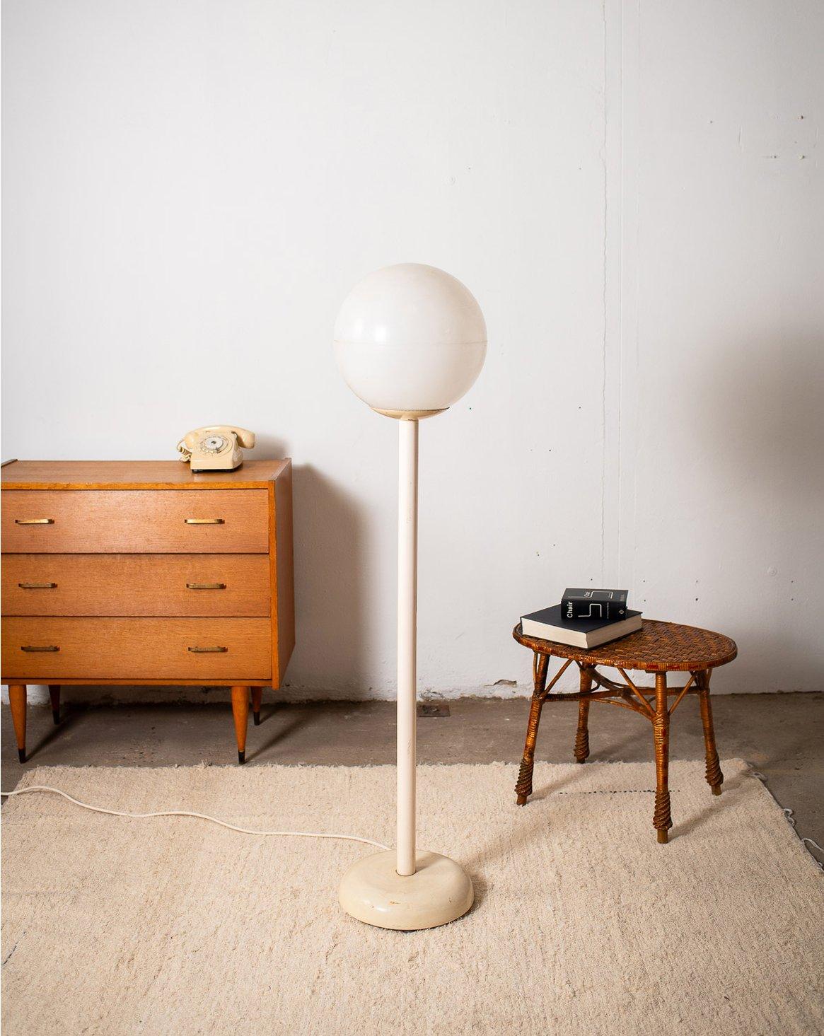 Julien, le lampadaire globe blanc n°19