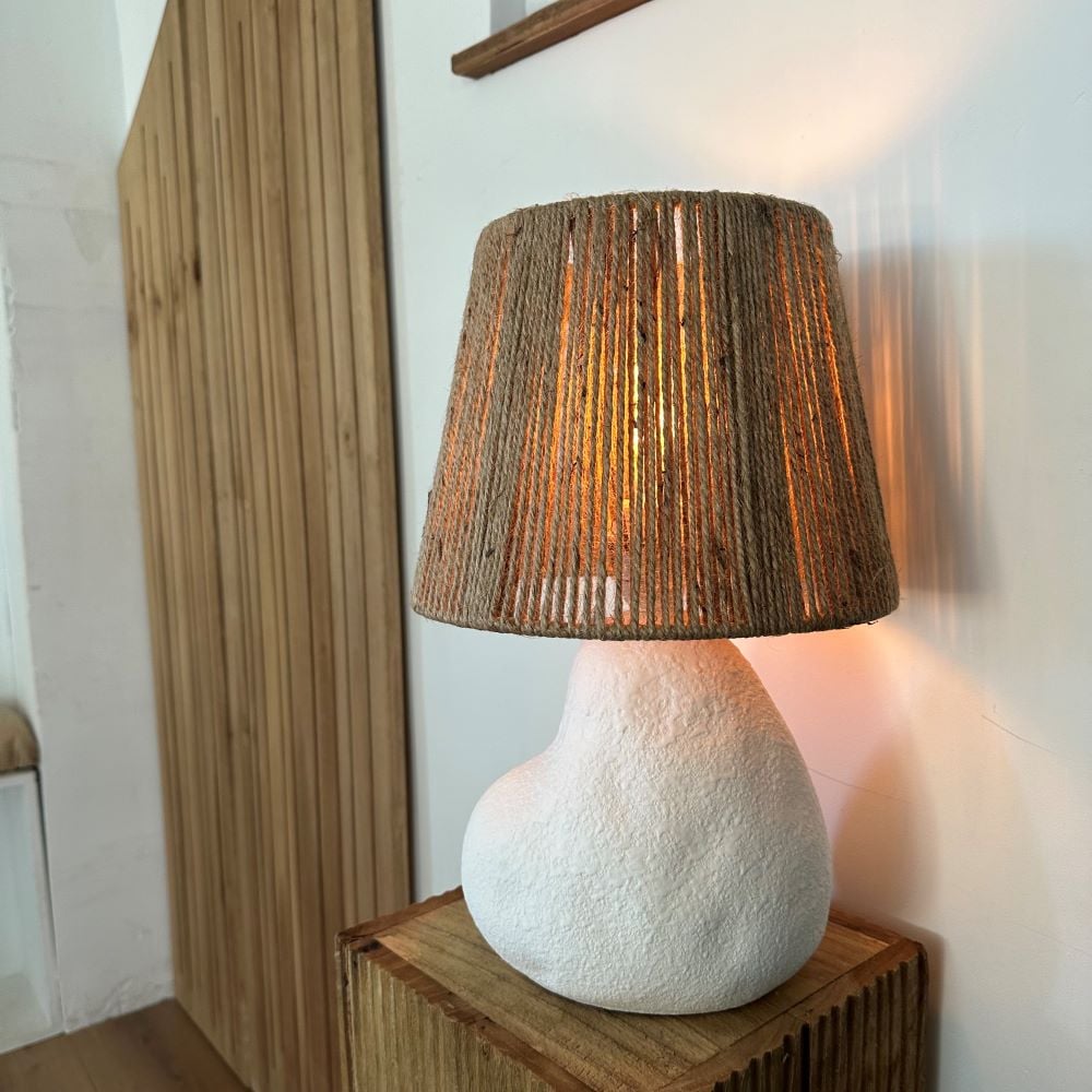 Lampe à poser galet céramique et corde