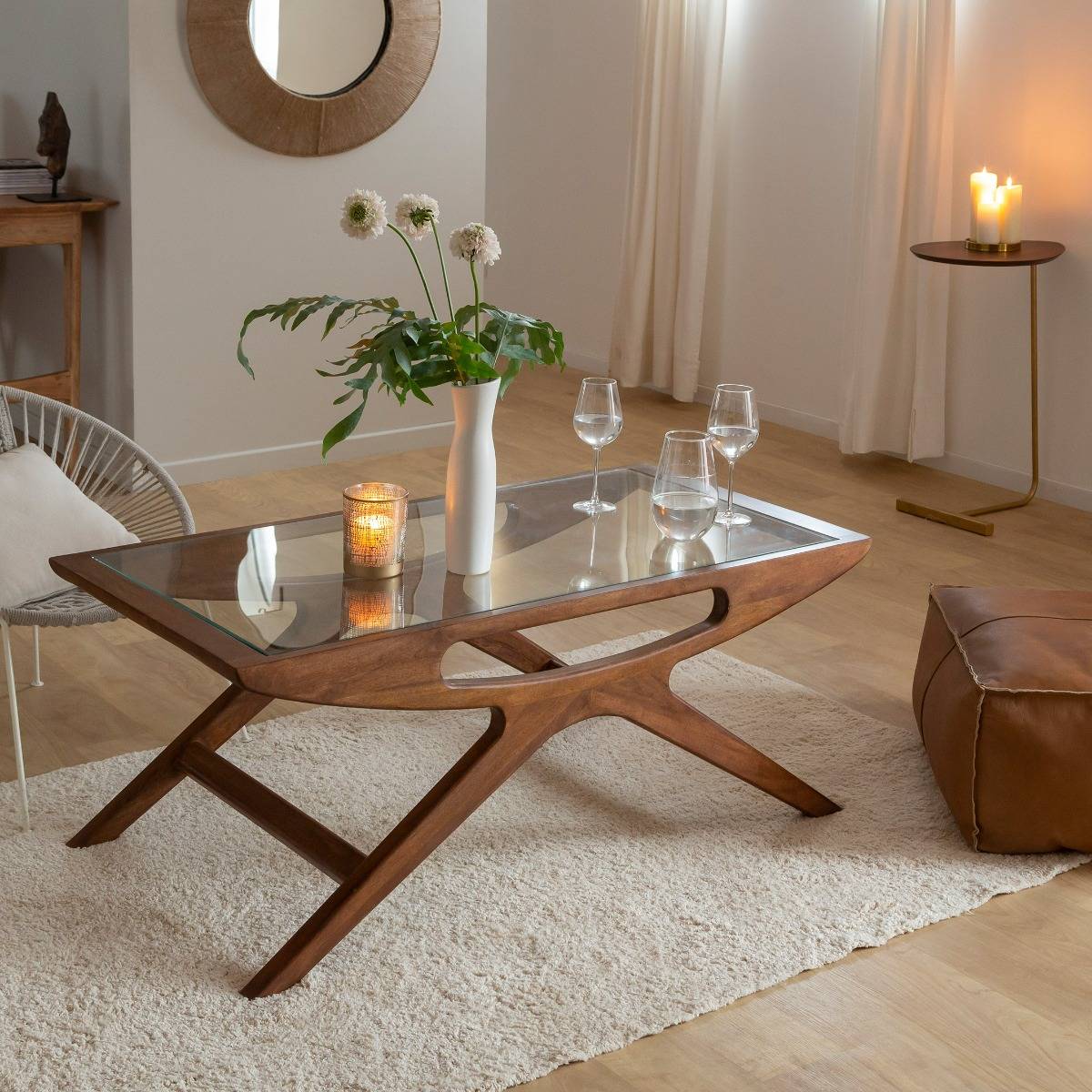 Table basse en bois de manguier et verre