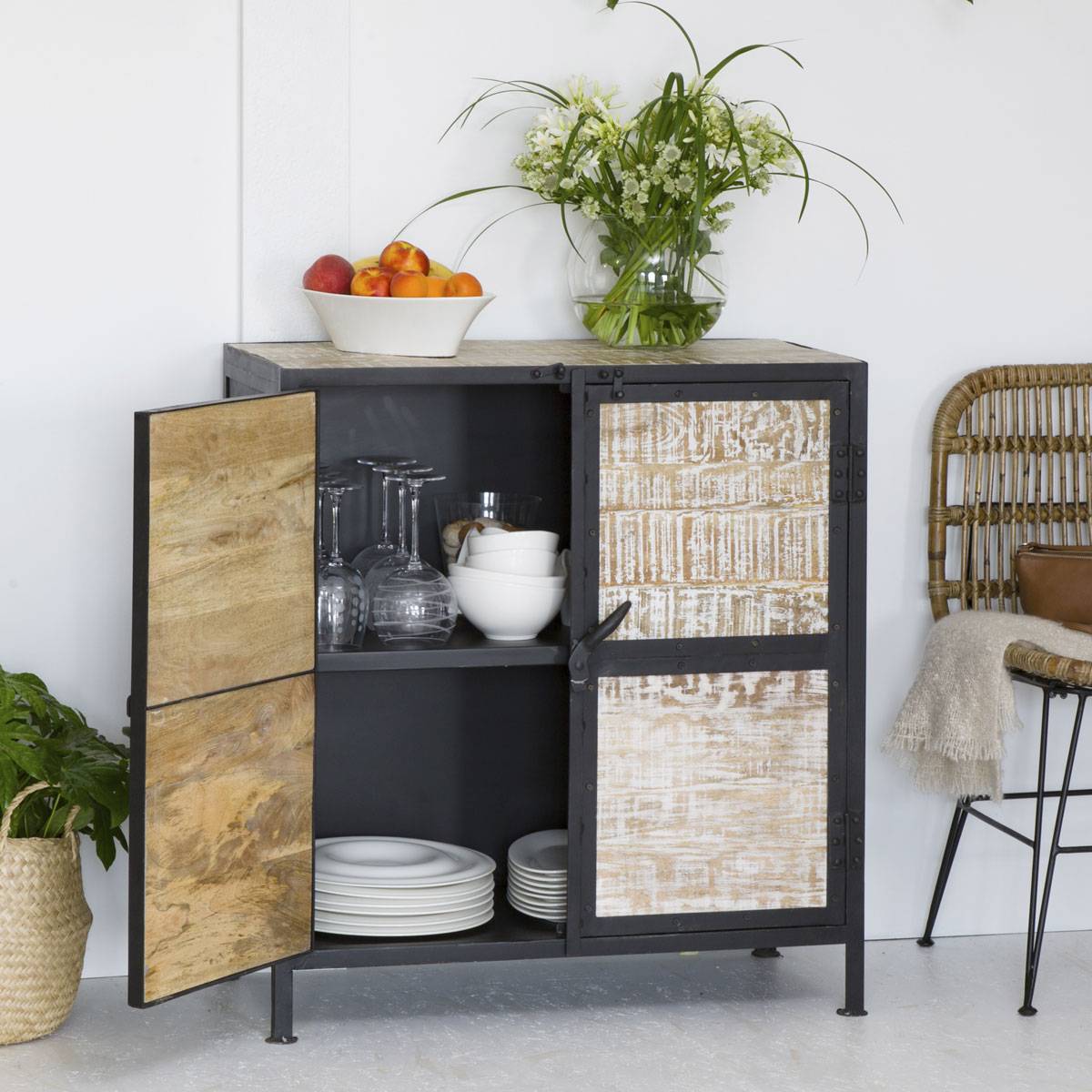 Petit buffet carré en bois et métal