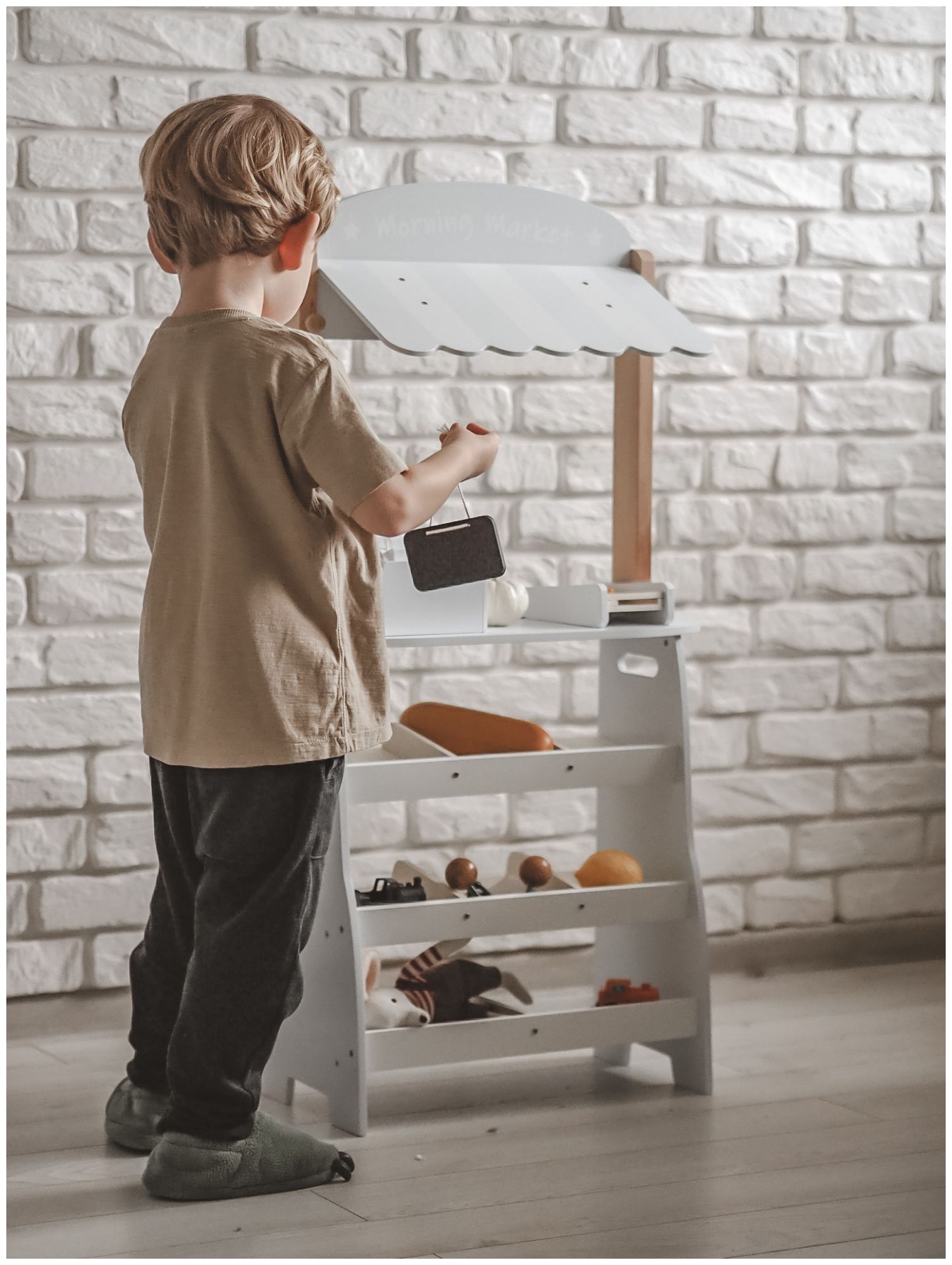 Marchande bois enfant stand vendeur